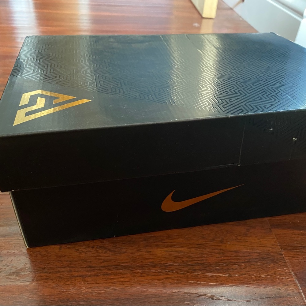 Shoes - Picture 3 of 4